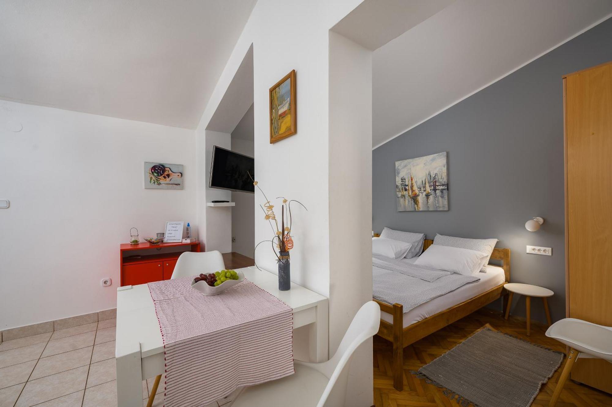 Apartments Tena ポレッチ エクステリア 写真